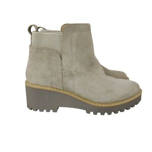 DV Dolce Vita Rielle beige faux suede lug sole wedge-style ankle boots size 10